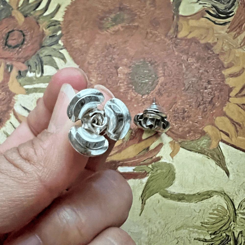 vtg 80s silver tone 3D flower rose‎ pierced earrings petite floral romantic boho